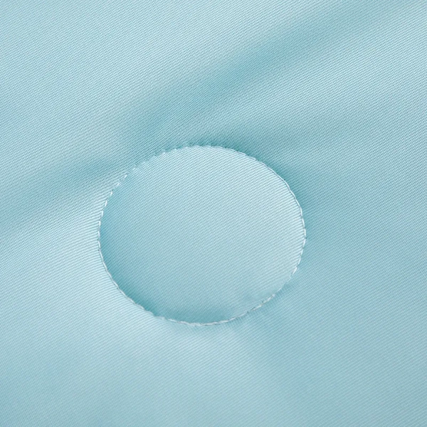 Detaljerad närbild på isblått kyltäcke från NordicBlankets – visar cirkelformad söm för jämn fyllning och svalkande komfort