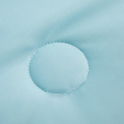 Detaljerad närbild på isblått kyltäcke från NordicBlankets – visar cirkelformad söm för jämn fyllning och svalkande komfort