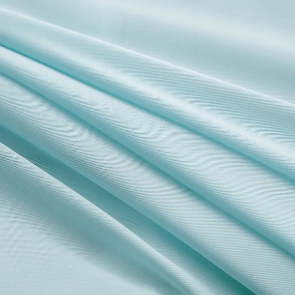 Detaljerad närbild på det isblå kylmaterialet i NordicBlankets kyltäcke – visar mjuk, andningsbar och svalkande textilstruktur